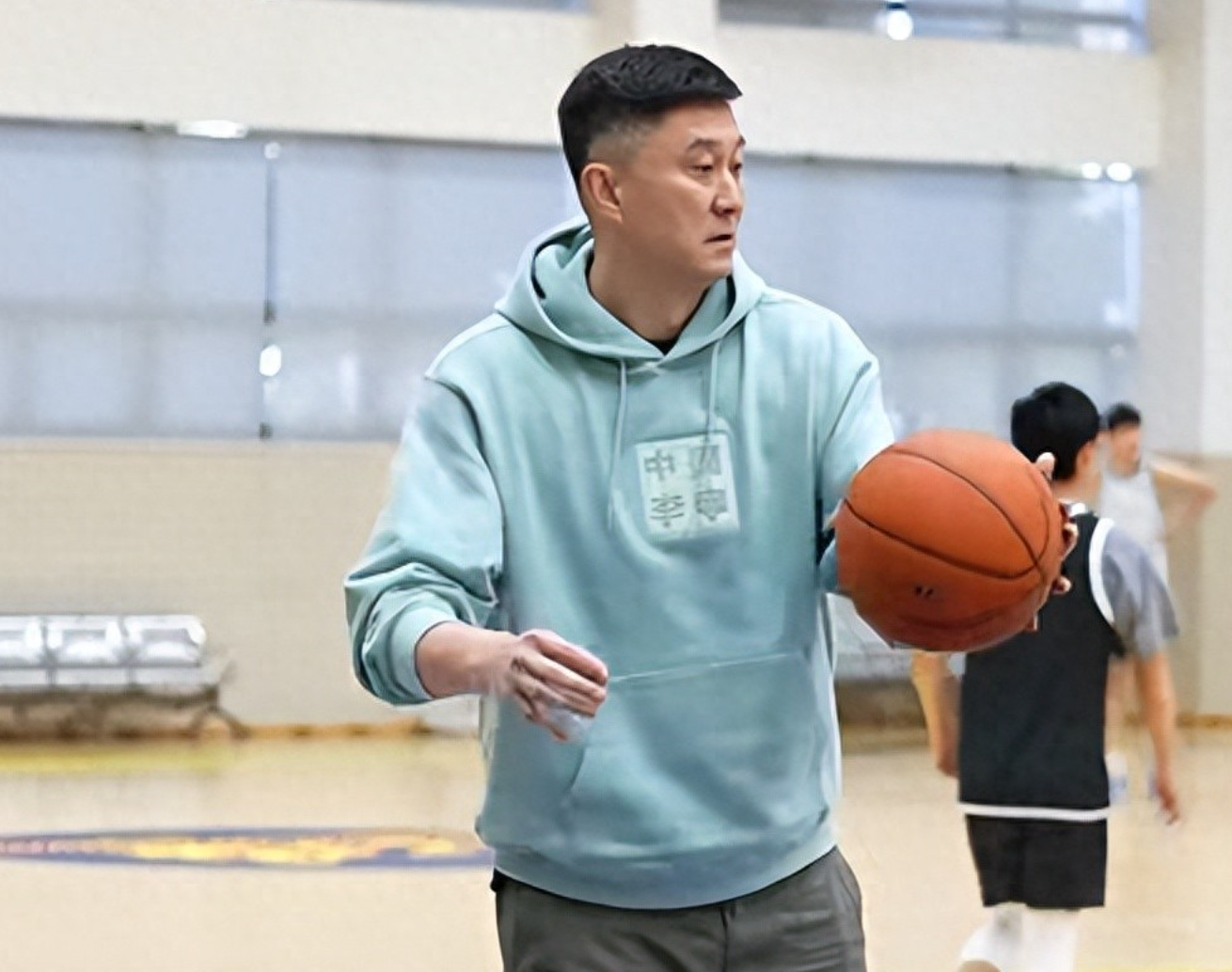 华体会体育官方网站-广东队训练！胡明轩苦练三分球 杜锋很严肃 徐杰不吭声